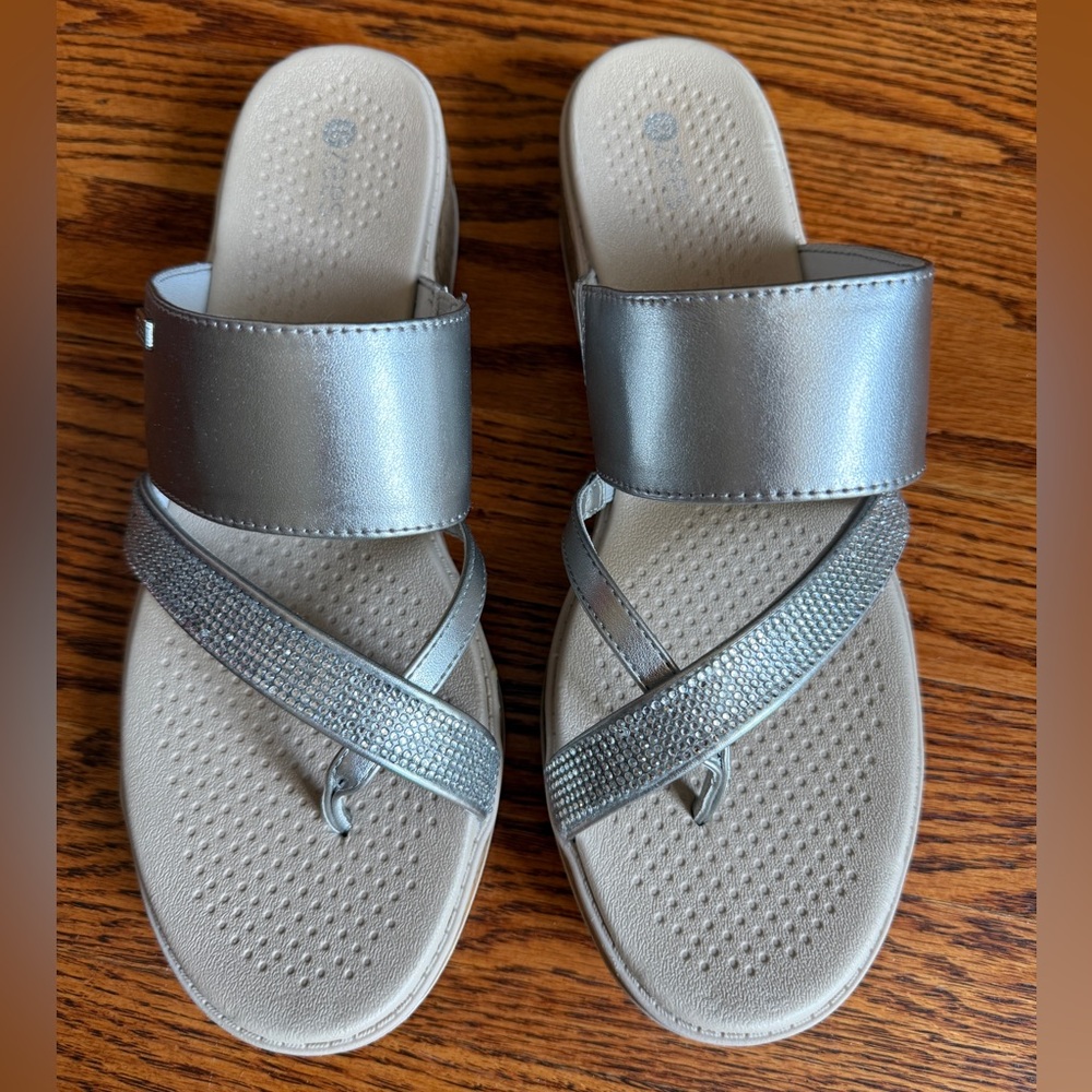Women's Bzees Silver Stretch PU w/ Rhinestones Sandals, size 9.5.